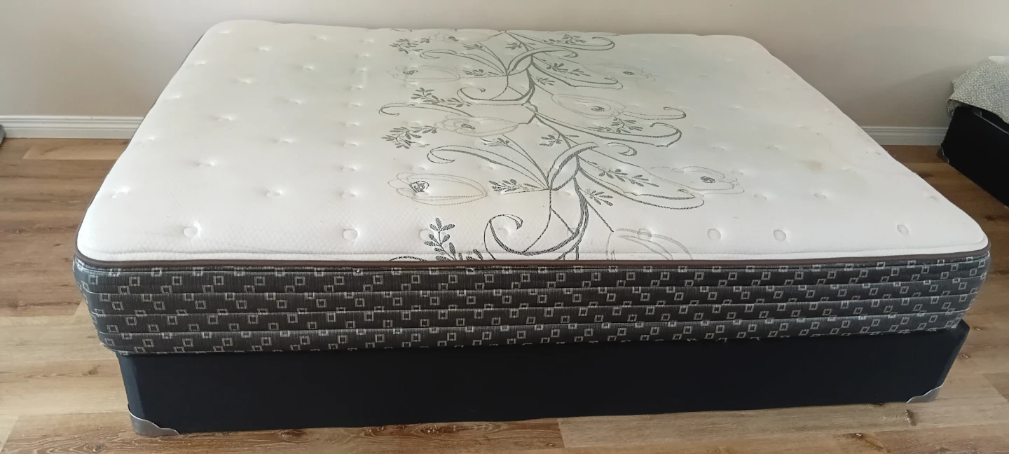 Queen size Sealy Posturepedic Mattress with Box spring
