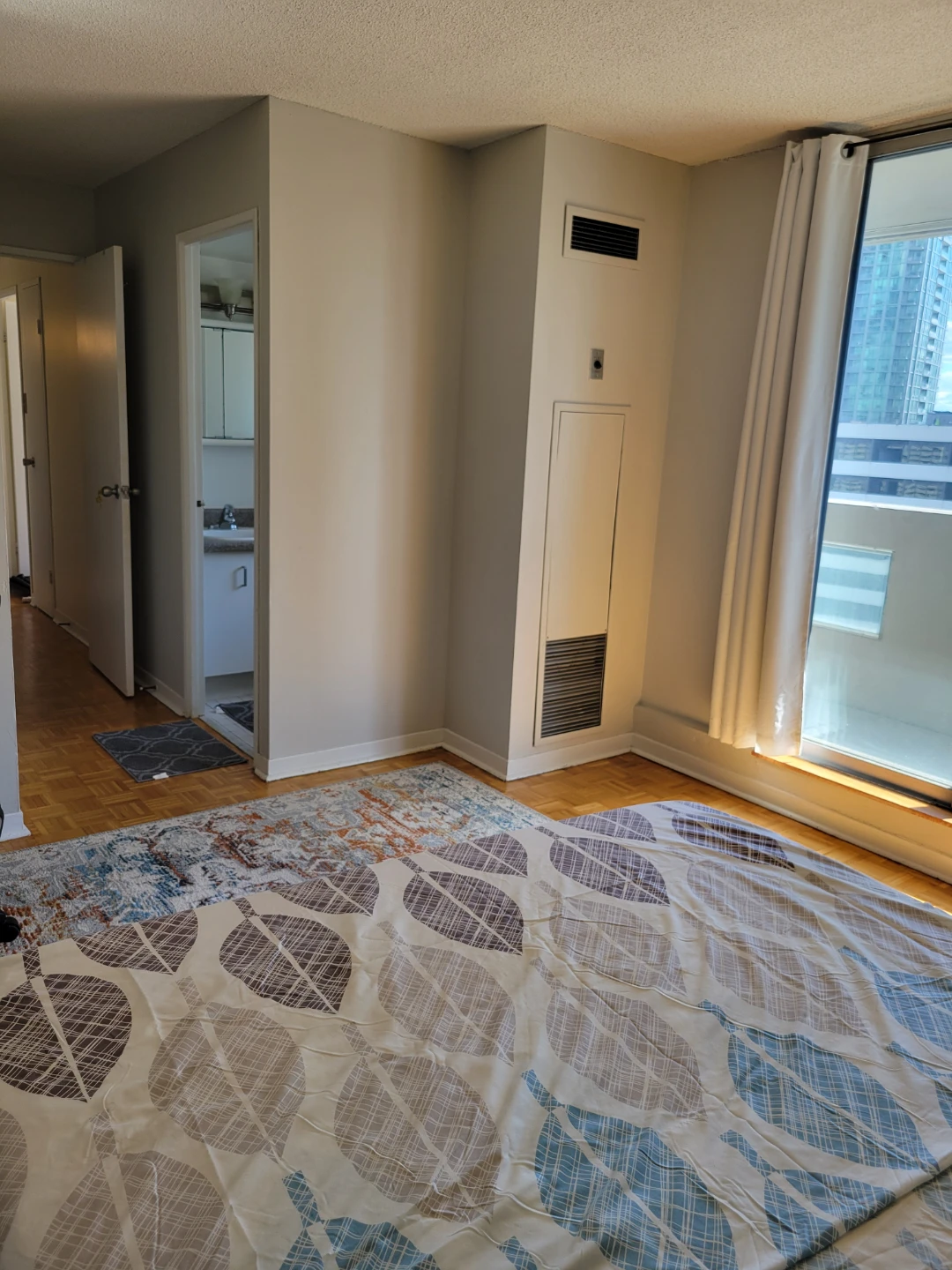For rent master bedroom with private 1/2 bath and balcony - photo 4