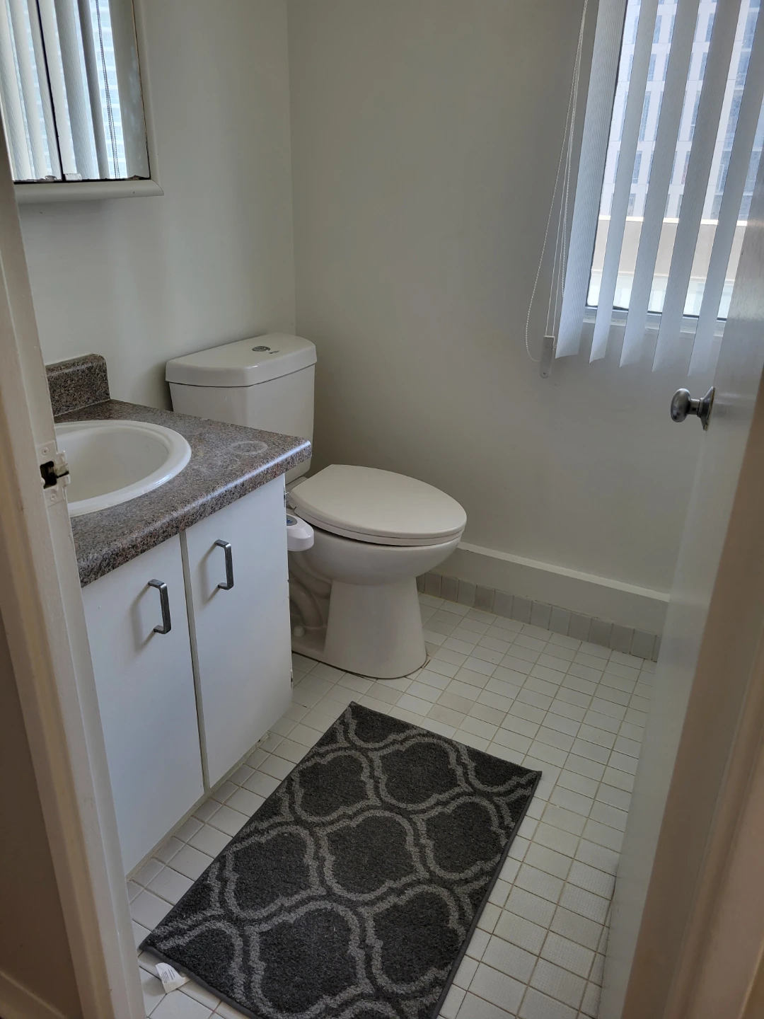 For rent master bedroom with private 1/2 bath and balcony - photo 5