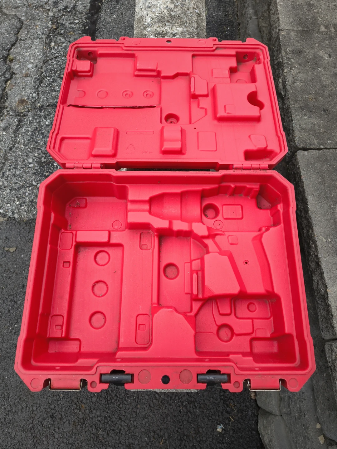 Milwaukee hard case M18 1,/2 inch compact drill /driver kit - photo 3