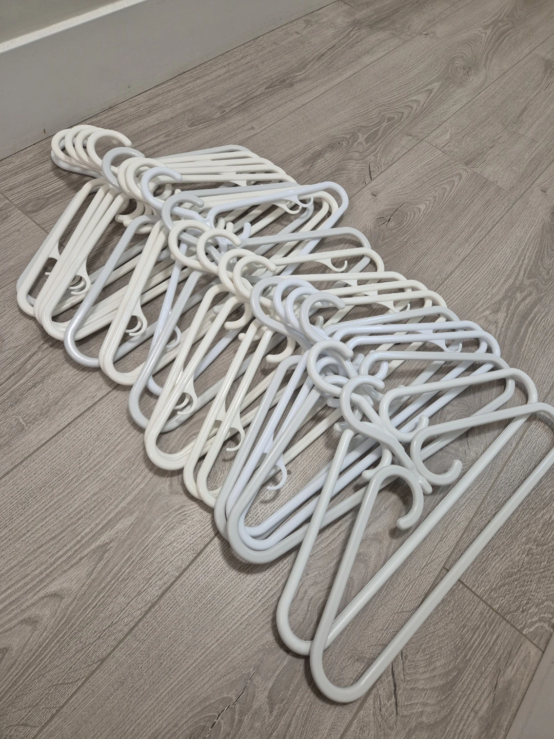 White Plastic Clothes Hangers - 20pcs
