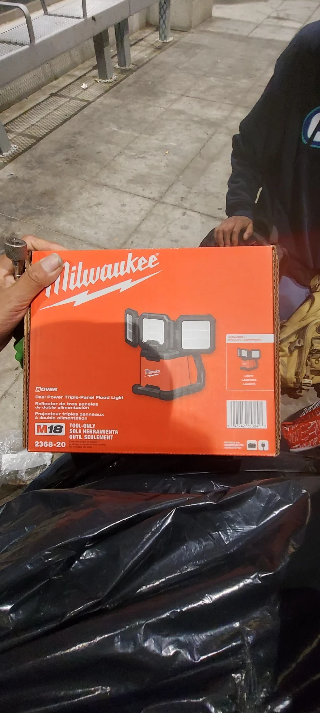 Milwaukee M18 ROVER Dual Power Triple-Panel Flood Light 2368-20