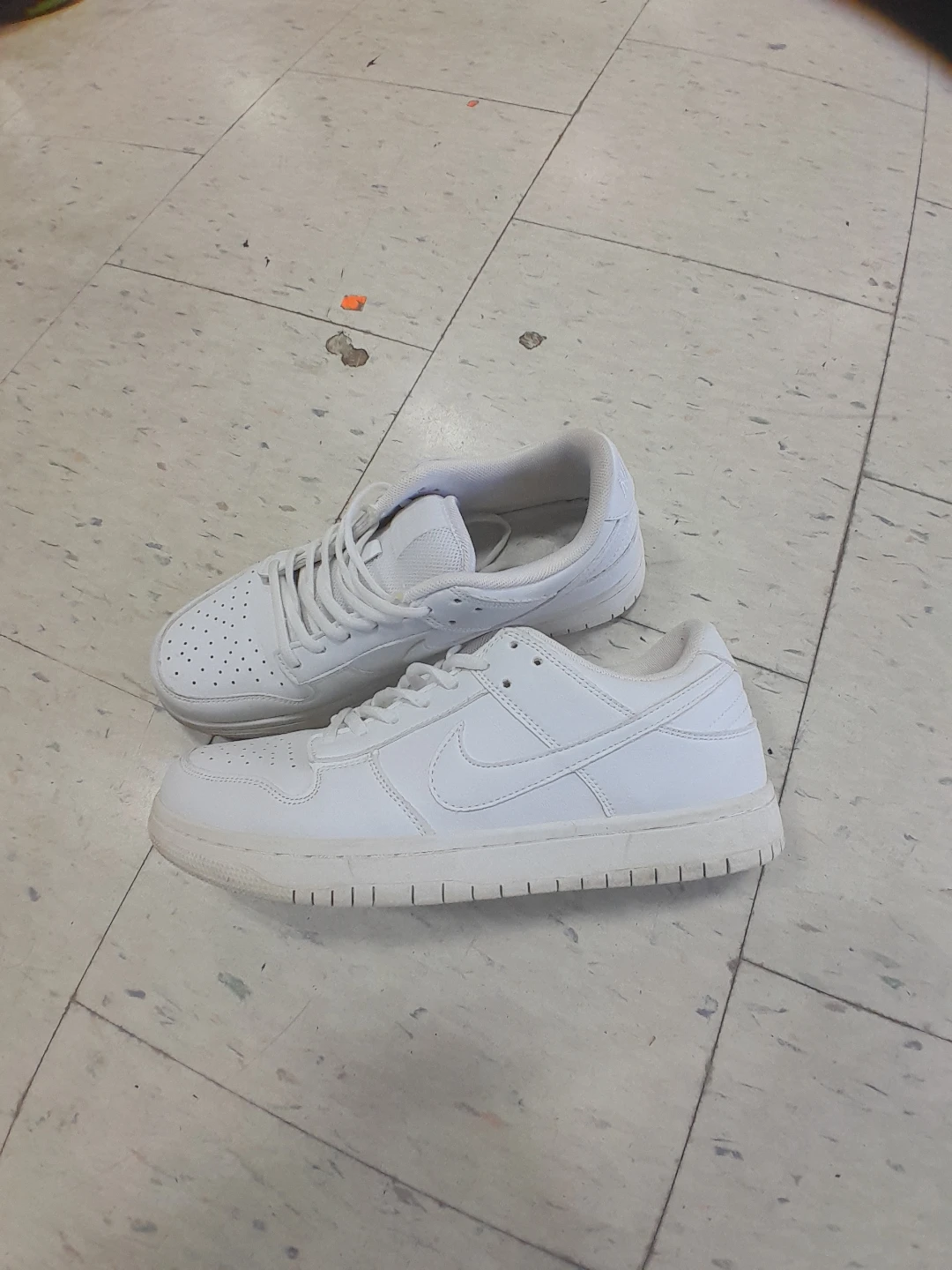 White Nike Sneakers Men's Size 8.5 - photo 3
