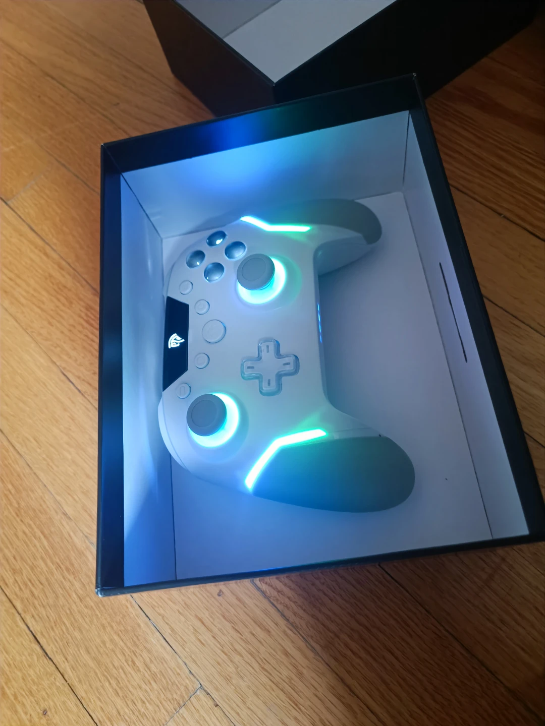 EasySMX White Wireless Gaming Controller with RGB Lights - photo 3