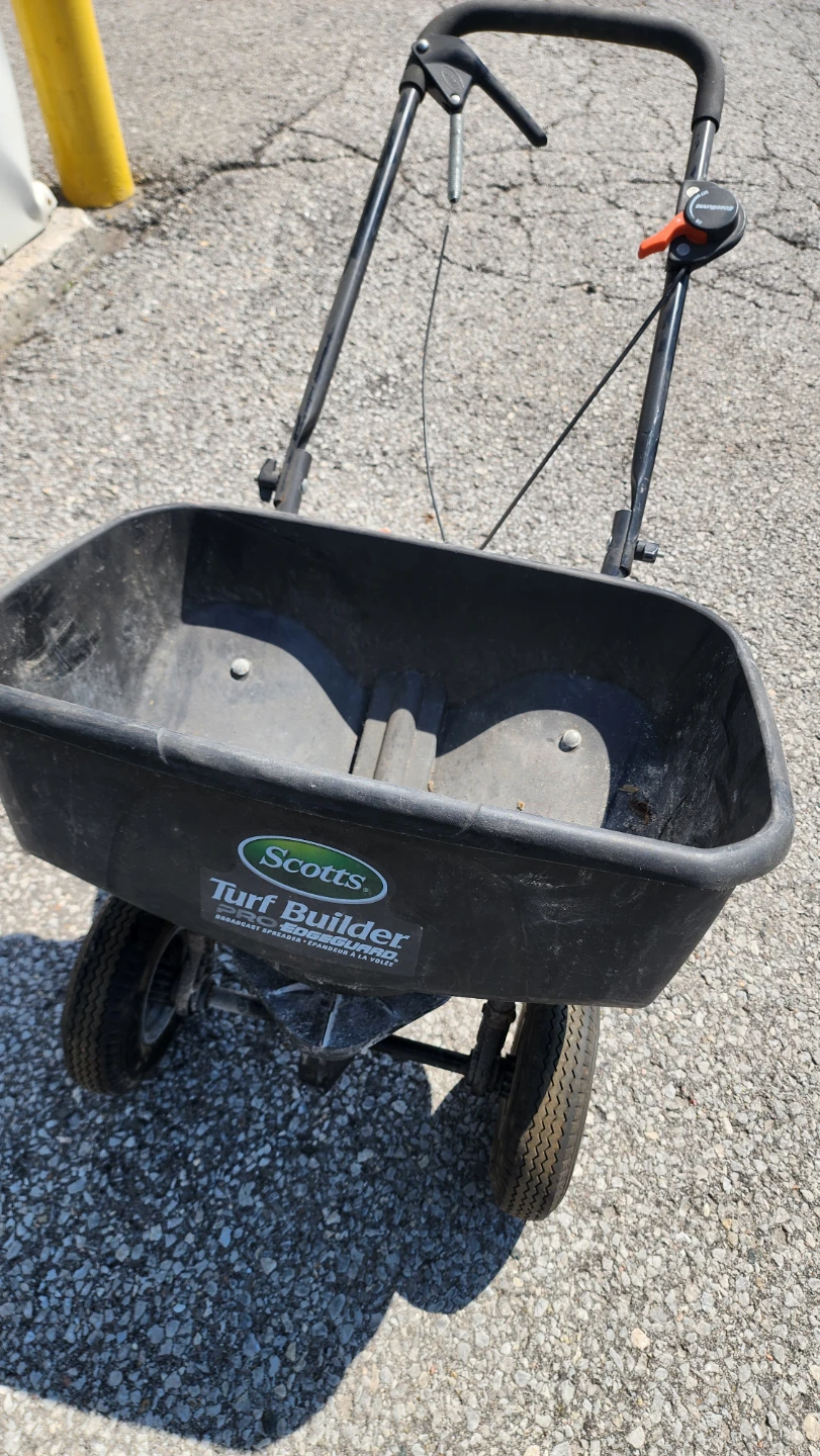 Scotts Turf Builder Broadcast Spreader