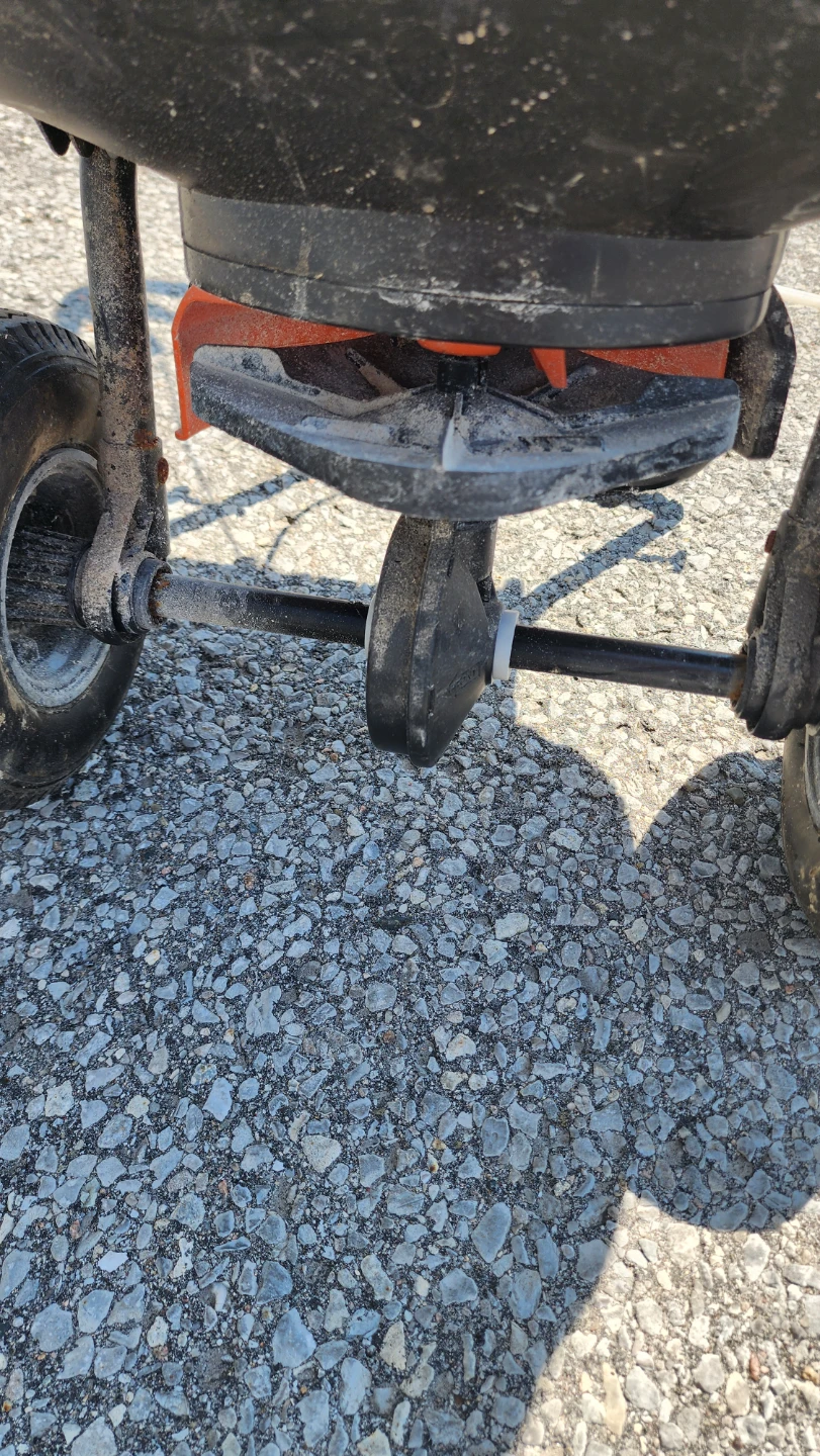Scotts Turf Builder Broadcast Spreader - photo 3