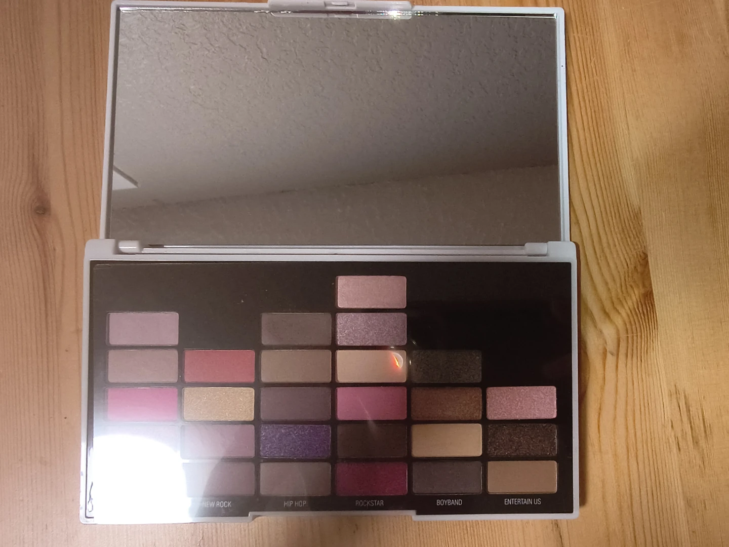 Revolution NOW That's What I Call Makeup 90s Palette - photo 3