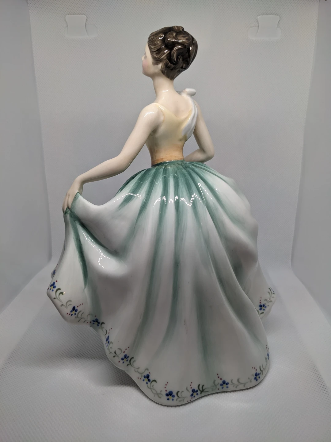 Royal Doulton "Cynthia" Vintage Figure - photo 2