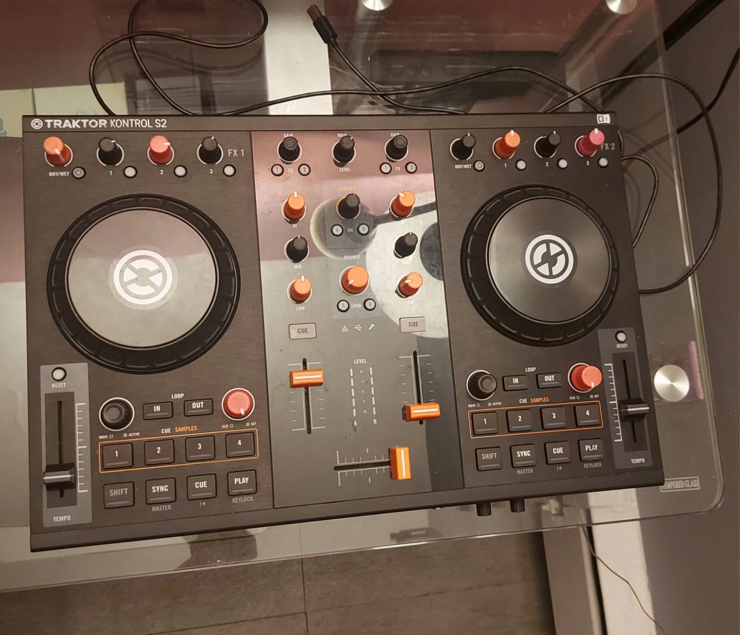 Native Instruments Traktor Kontrol S2 DJ Controller