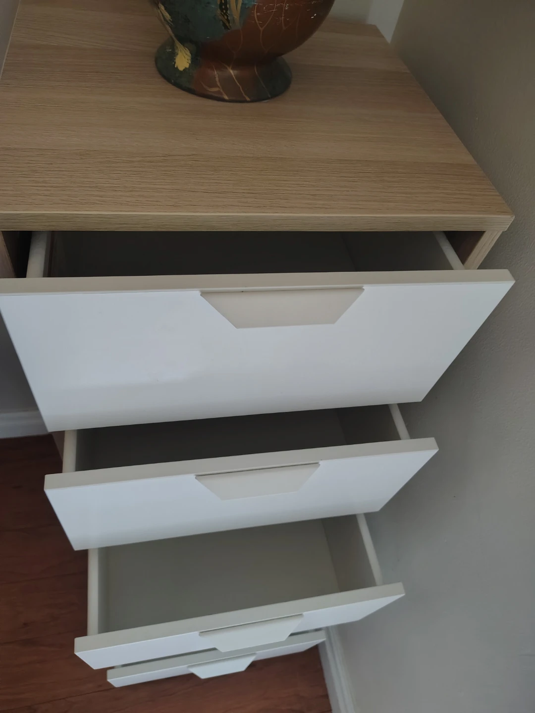 White and Wood 5-Drawer Dresser, it's new and original. - photo 3
