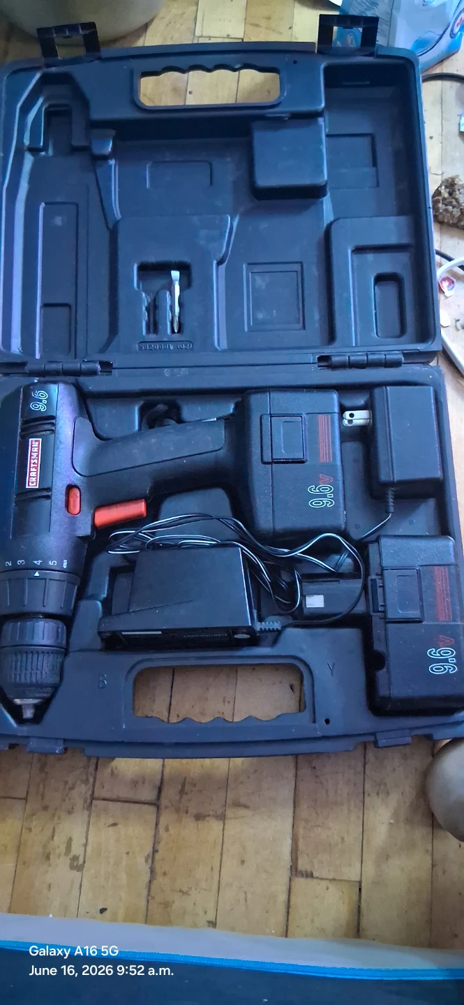 Craftsman 9.6V Cordless Drill with Case and Charger ⚽️