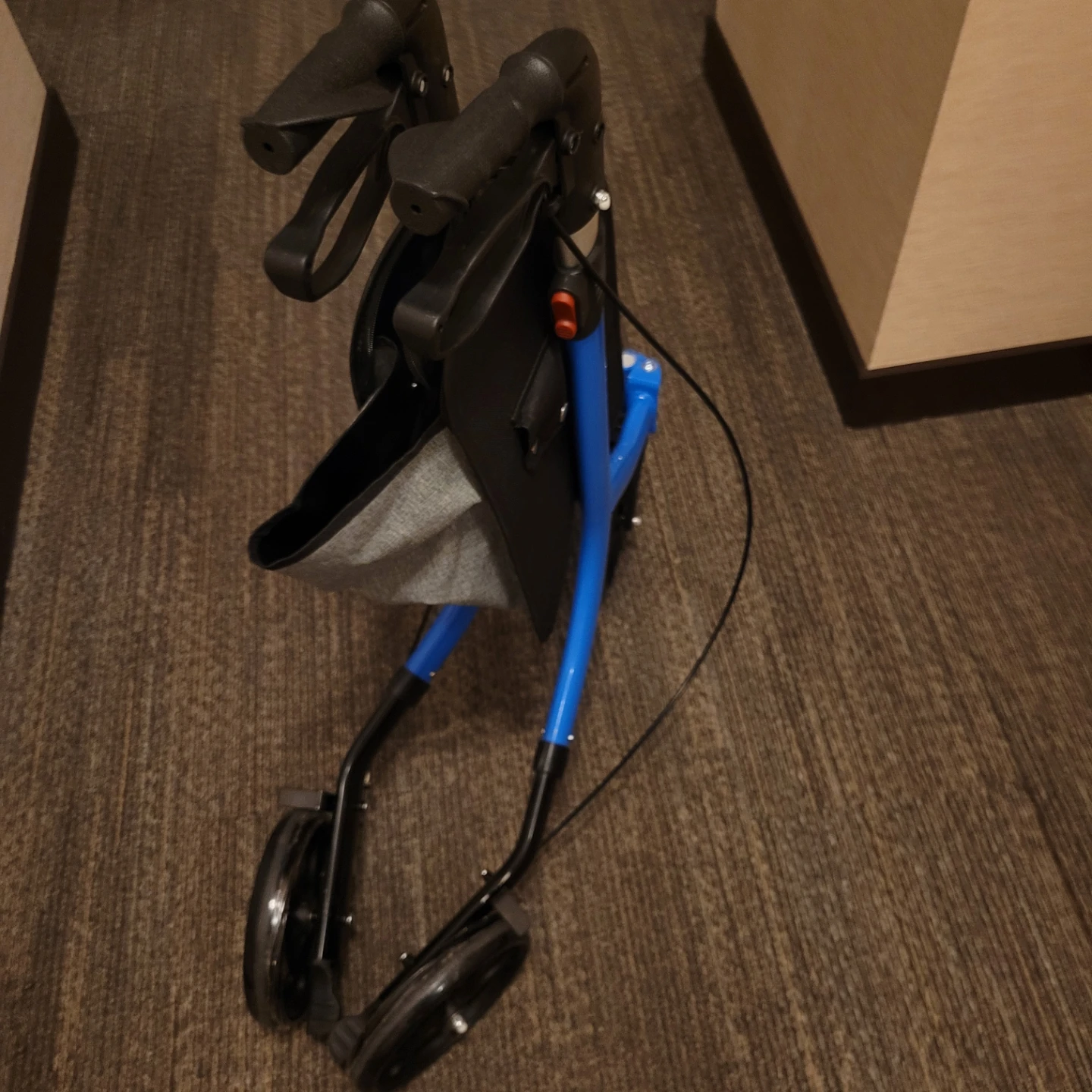 VEVOR 3 Wheel Mobility Walker - photo 4