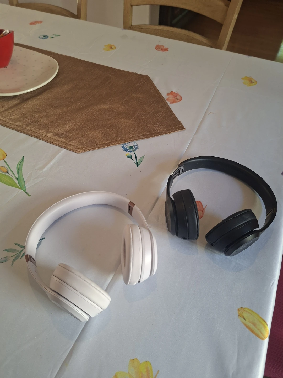 Beats Solo 4 Wireless Headphones - White & Black - photo 3