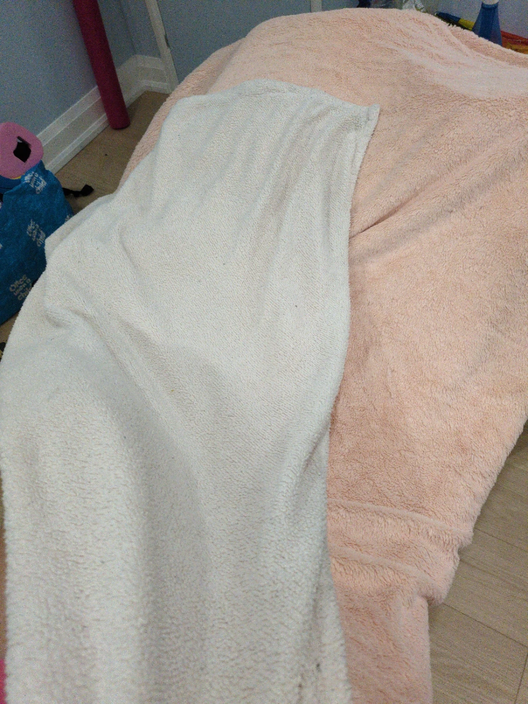 Free Cozy Sherpa Throw Blanket - photo 2