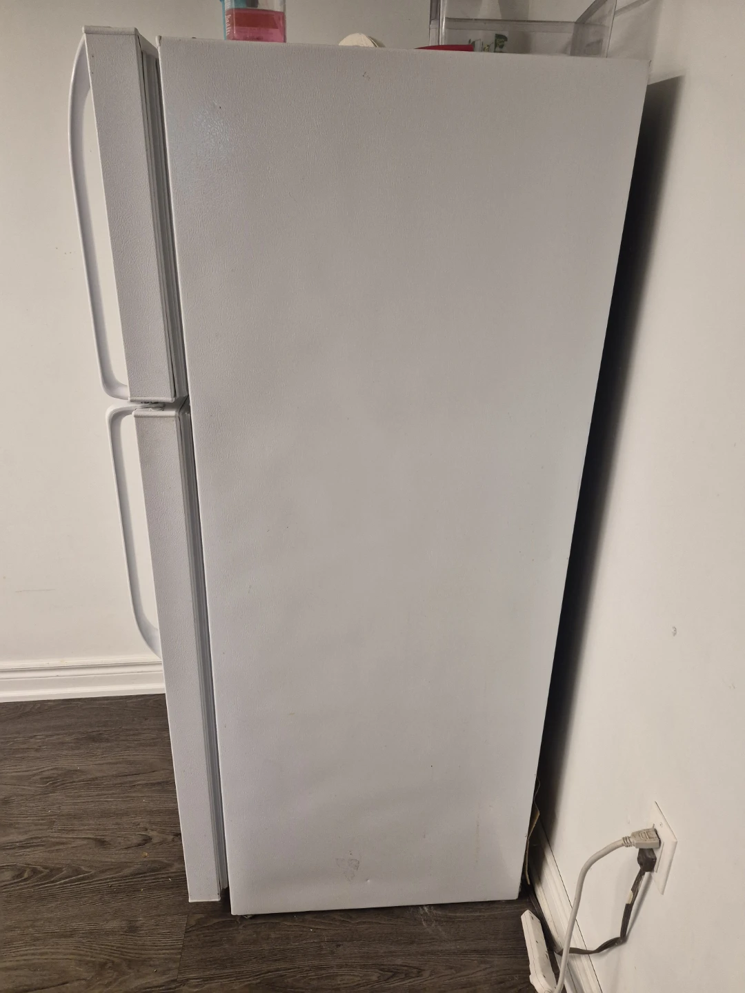 GE White Top Freezer Refrigerator - photo 2