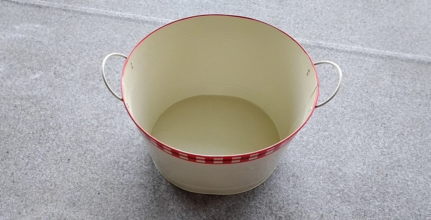 ⚽ Vintage Wash Basin