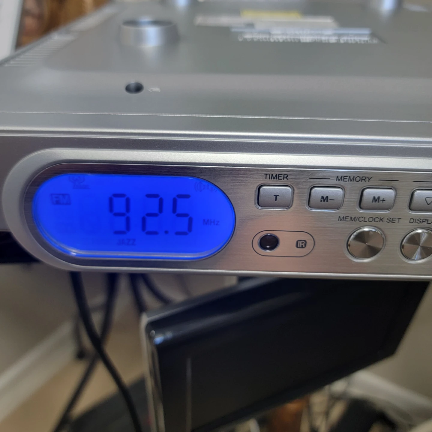 GPX AM/FM Clock Radio screen lcd with Remote - photo 3
