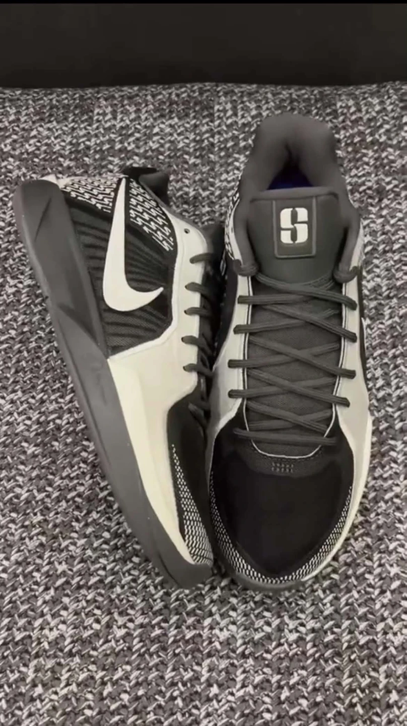 Nike Sabrina 2 Basketball Shoes (Size US 9.5 M/11W)
