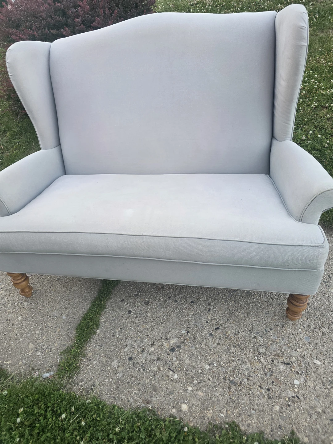 BROYHILL Light Gray Wingback Loveseat