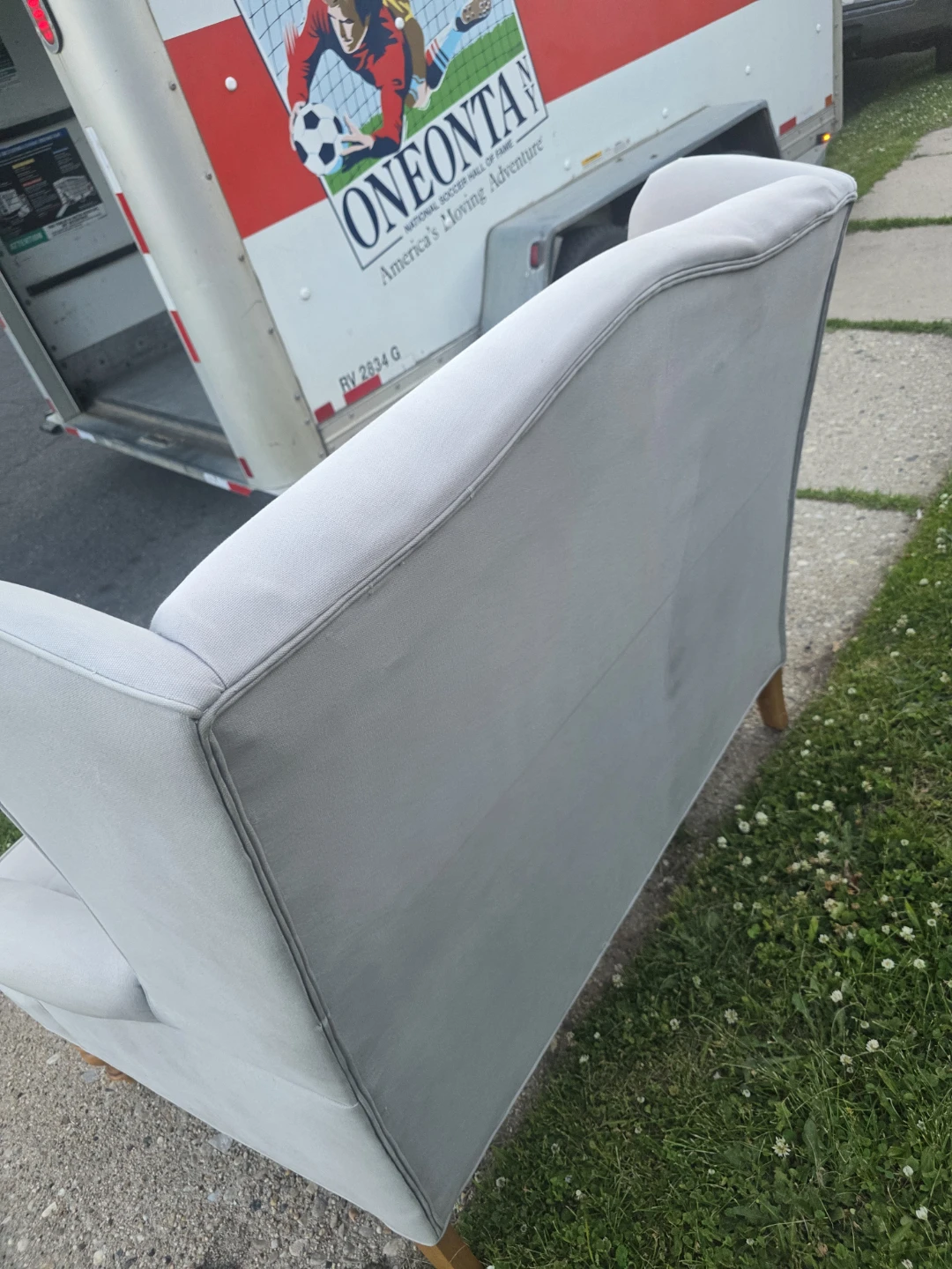 BROYHILL Light Gray Wingback Loveseat - photo 3