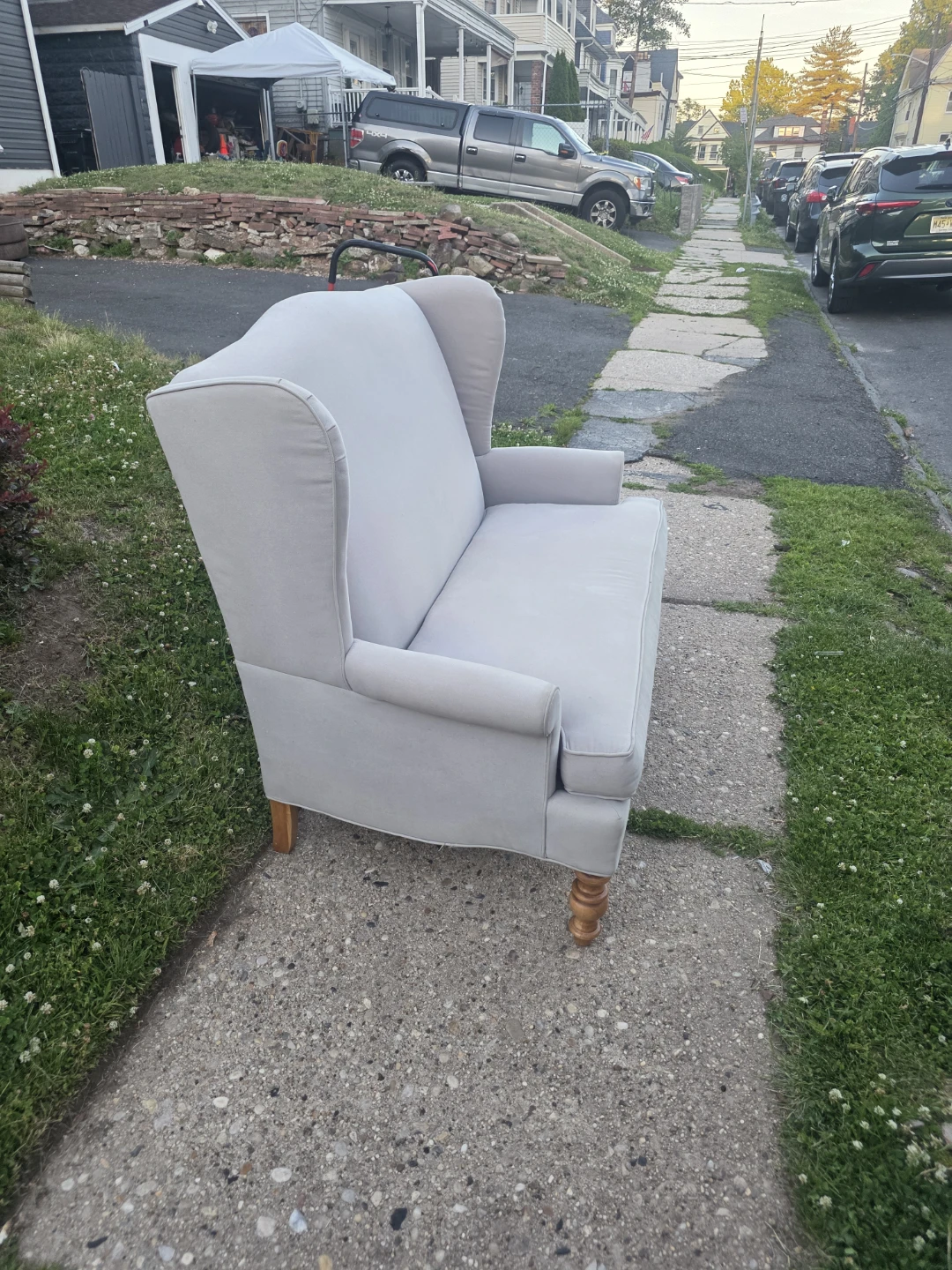 BROYHILL Light Gray Wingback Loveseat - photo 4
