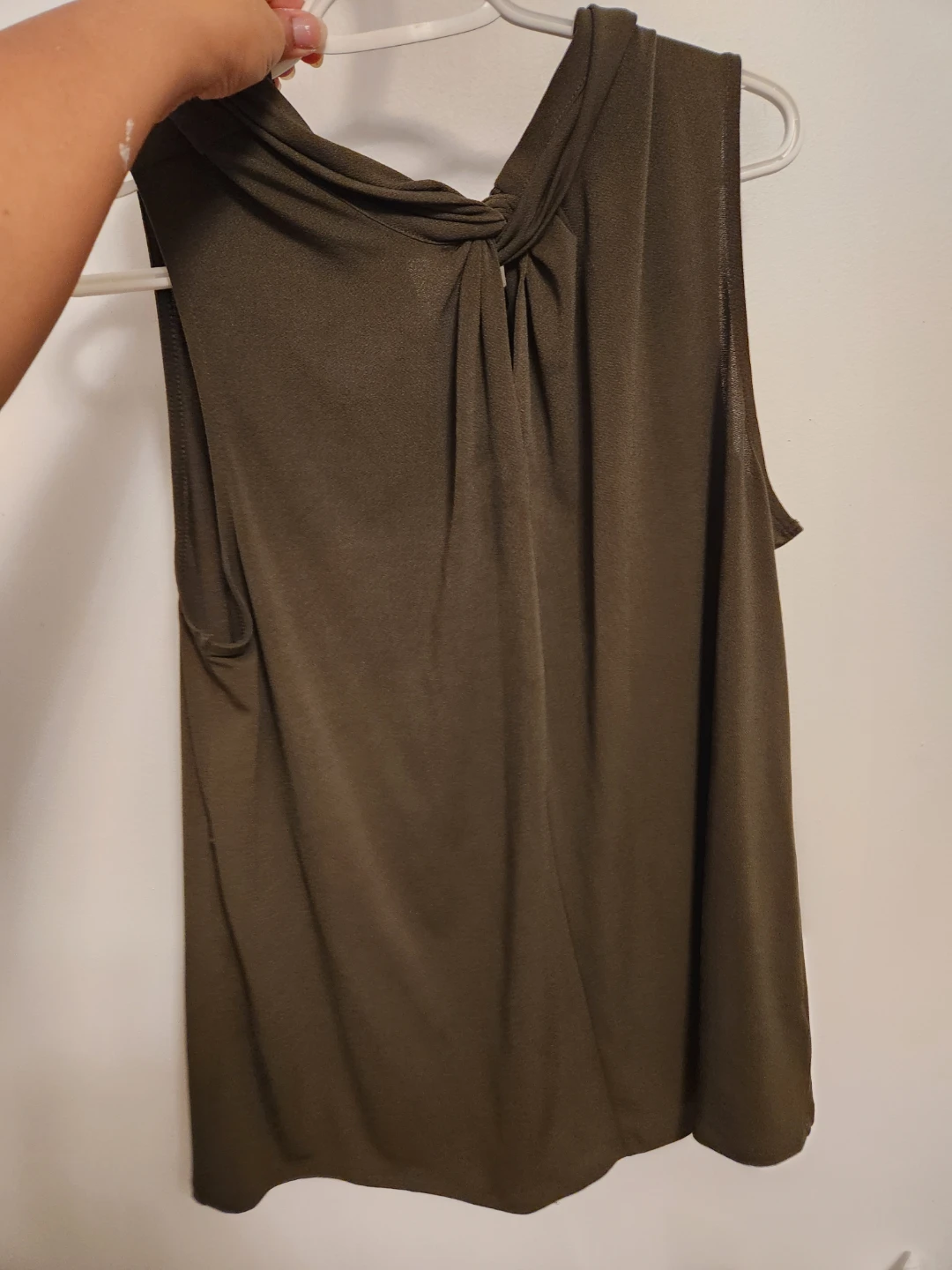 Olive Green Sleeveless Twisted Neck Top ⚽