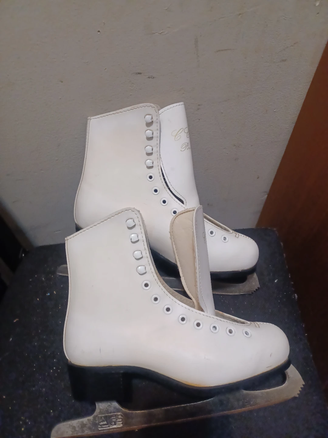 White CCM Figure Skates Size 5 - photo 2