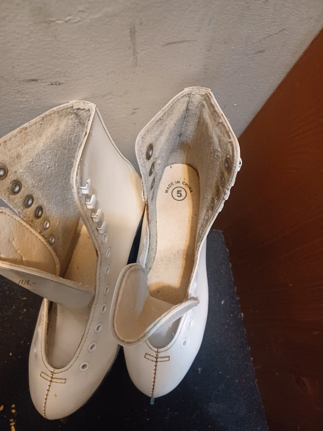 White CCM Figure Skates Size 5 - photo 3