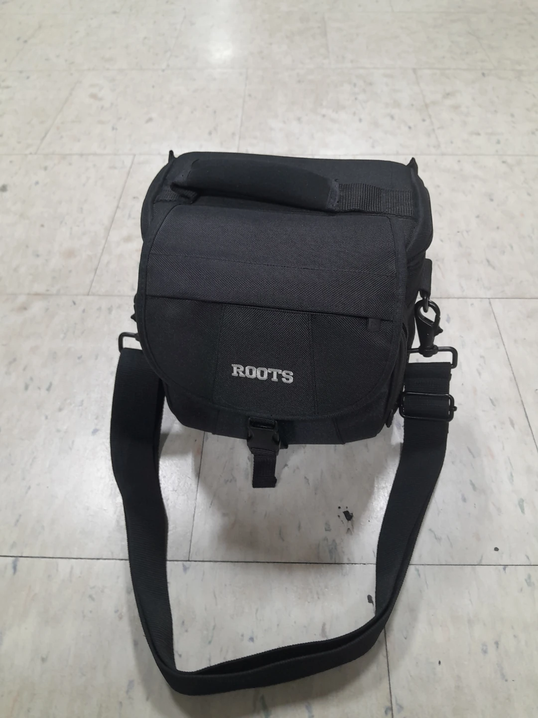 Roots black  camera r bag portable size