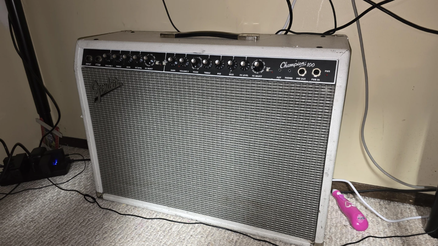White Fender Champion 100 Amp
