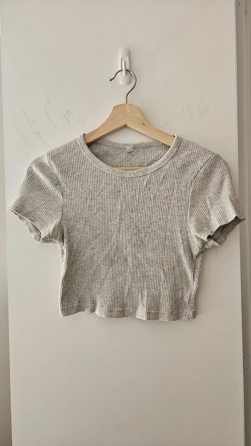 Uniqlo Ribbed Grey Crop Top