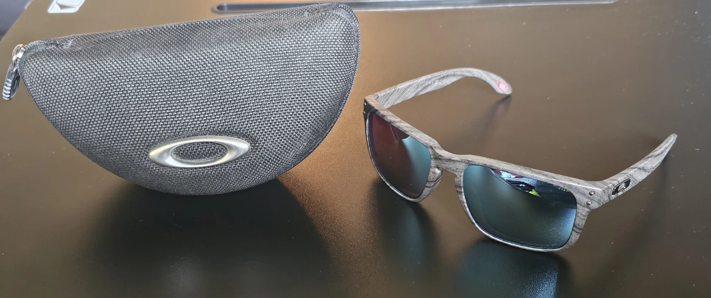 Oakley Sunglasses with Case - photo 2