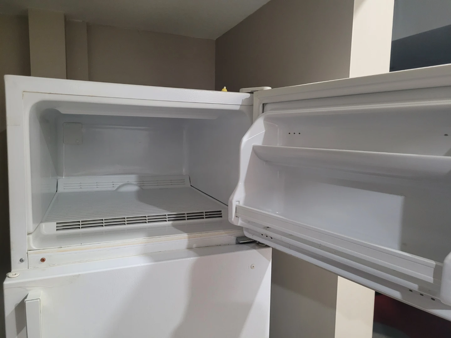 White Top Freezer Refrigerator - photo 2