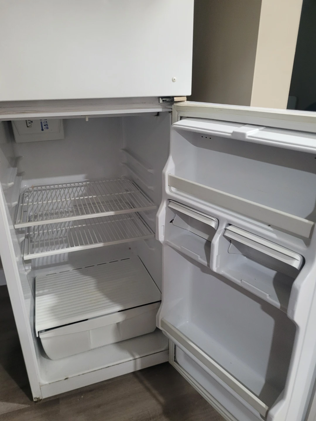 White Top Freezer Refrigerator - photo 3