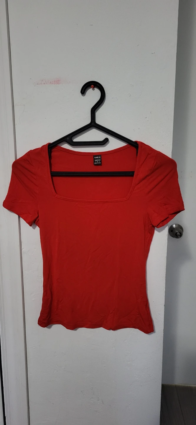 SHEIN Red Square Neck T-Shirt⚽