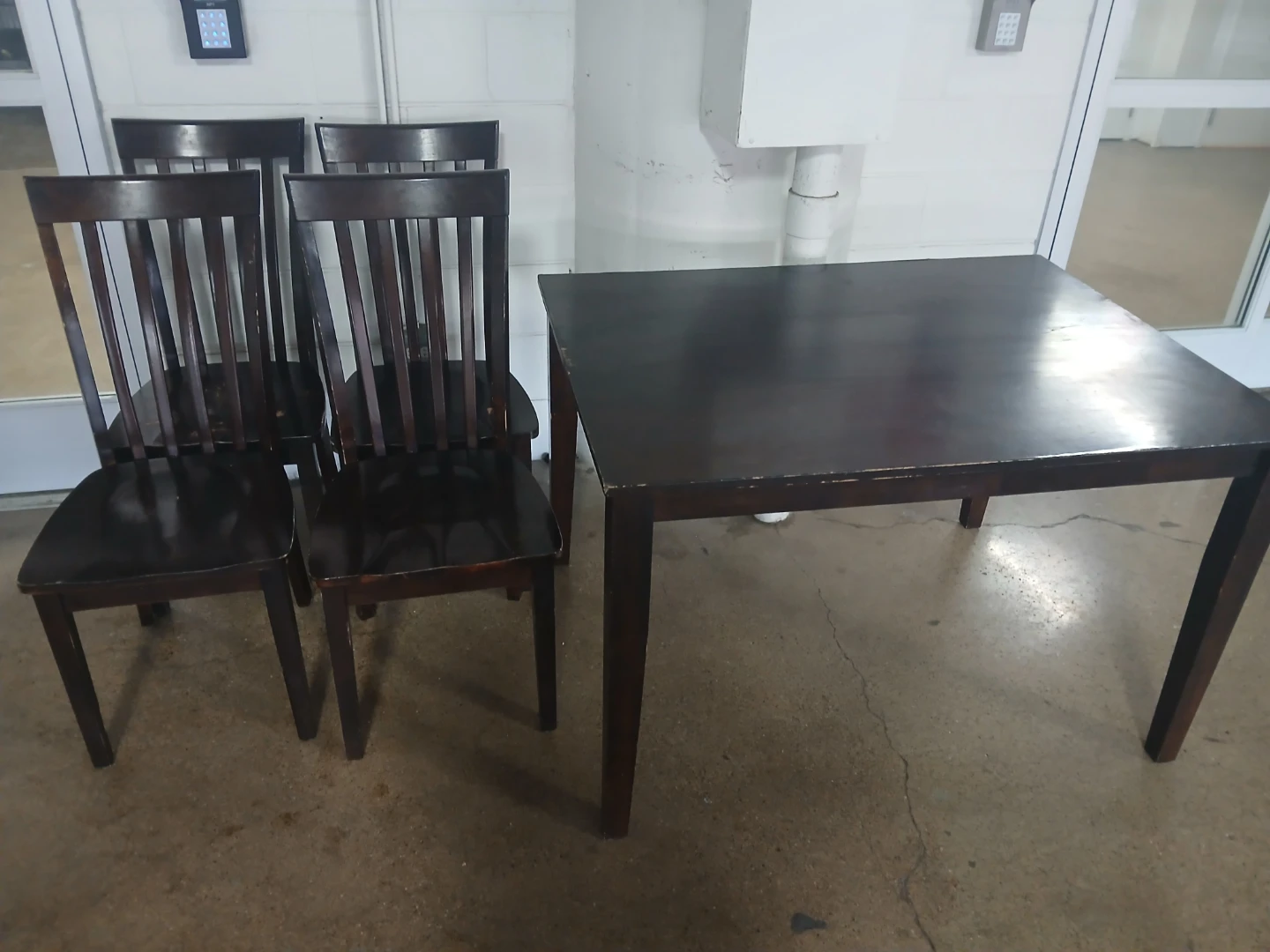 Table and 4 chears
