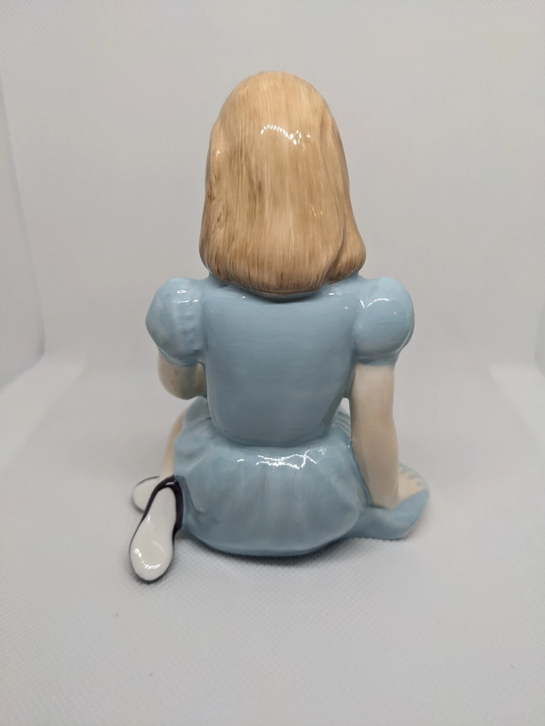 Royal Doulton "Alice" Vintage Figurine - photo 4