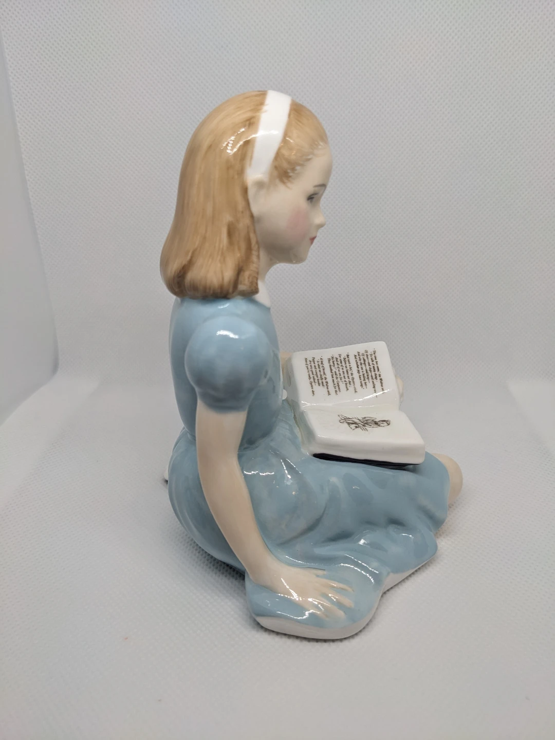 Royal Doulton "Alice" Vintage Figurine - photo 5
