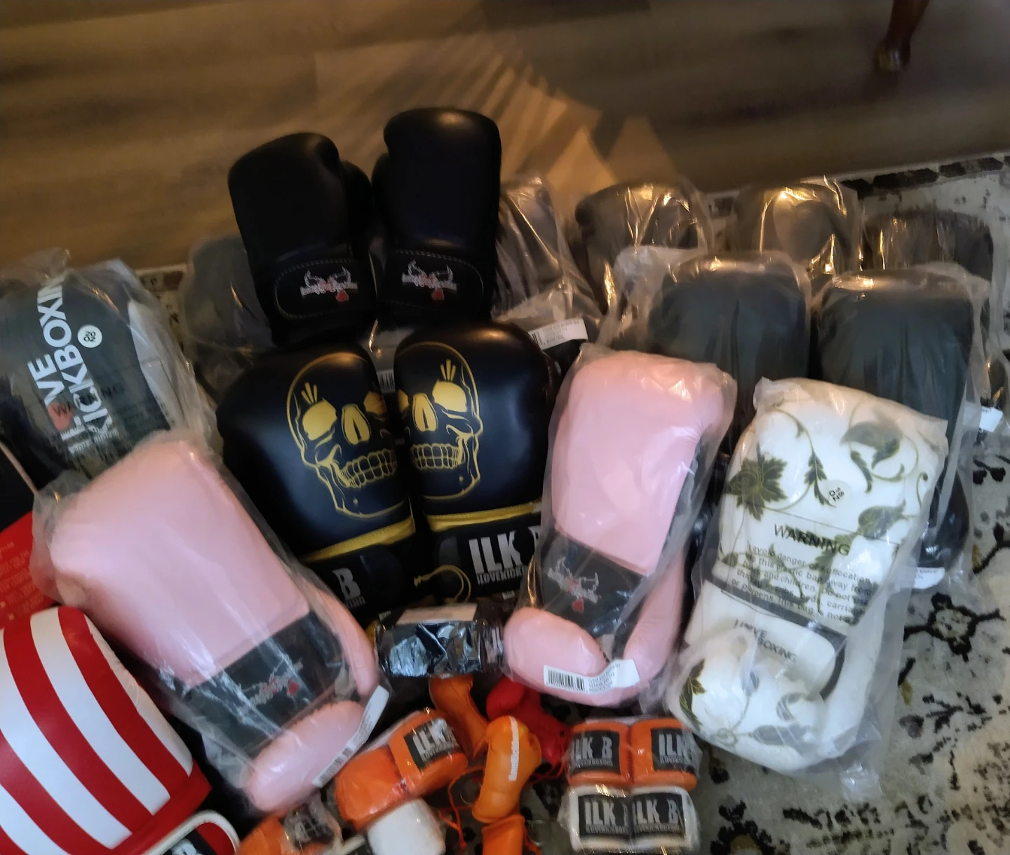 BRAND NEW ILKB 12oz,14oz,16oz Black Gloves FREE Hand Wraps
