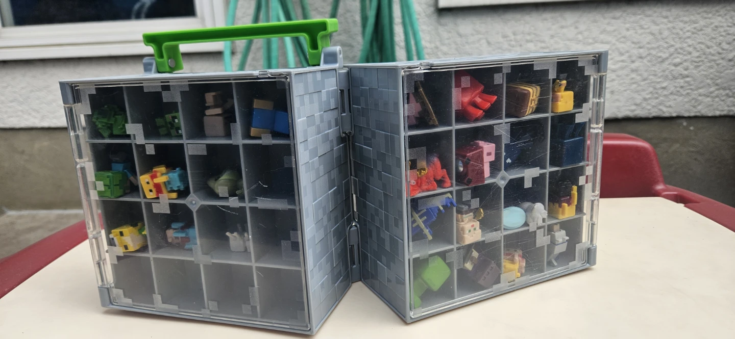 Mattel Minecraft Collector Case with Mini Figures and platform