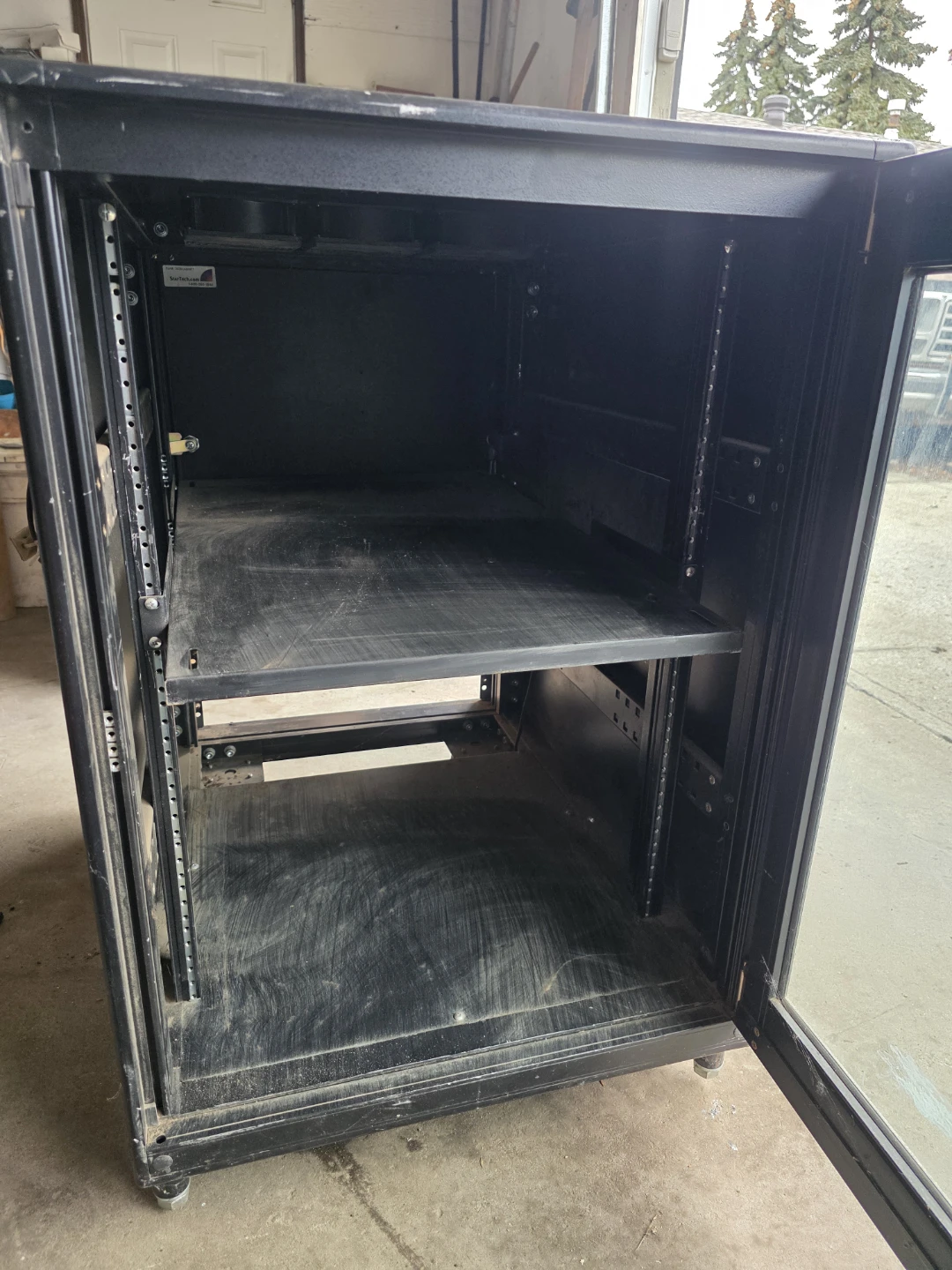 Startech 12u server cart with 3 upper fans - photo 3