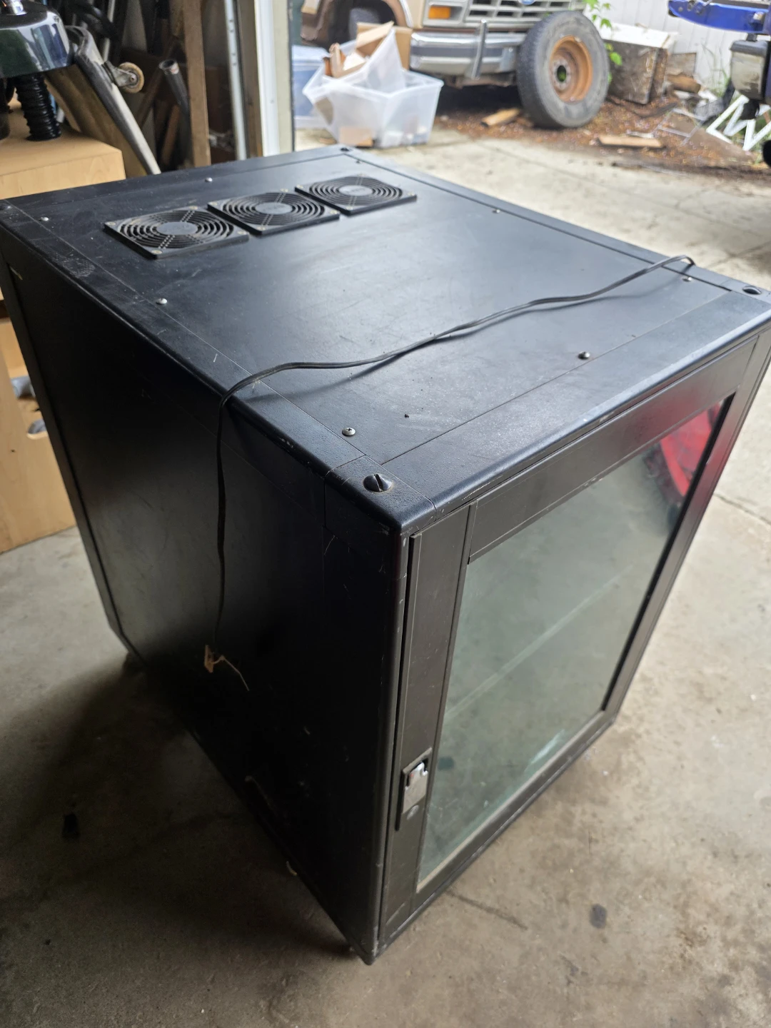 Startech 12u server cart with 3 upper fans
