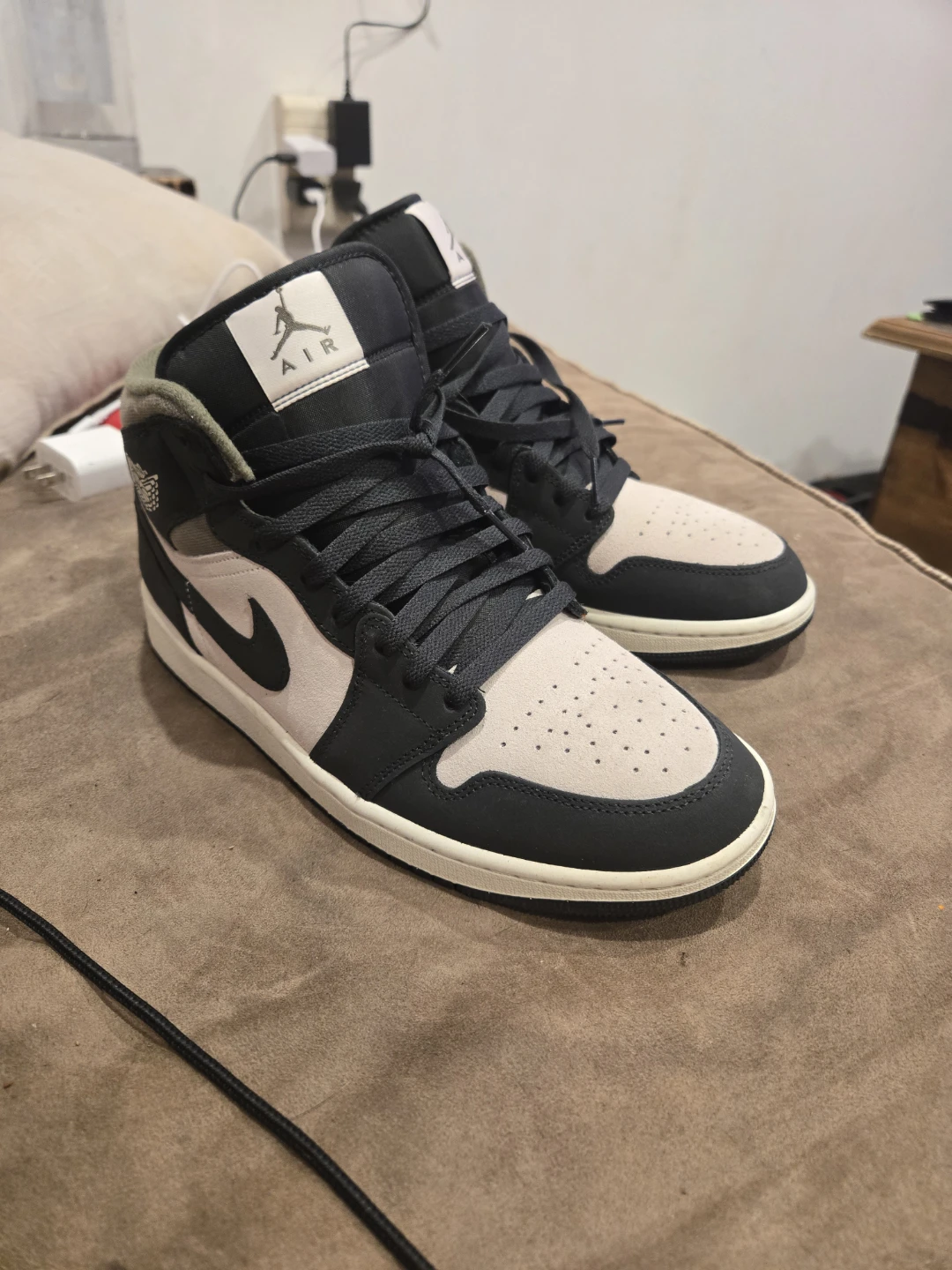 Air Jordan 1 Mid SE Shoes - photo 2