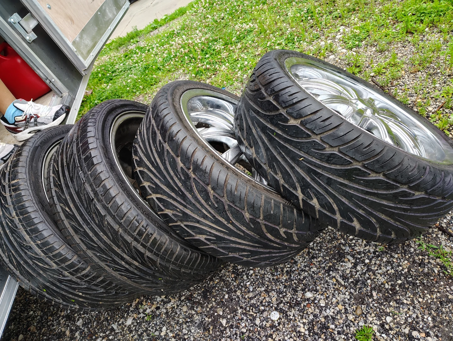 Set of 4 Thunder D7 Tires 225/40ZR18
