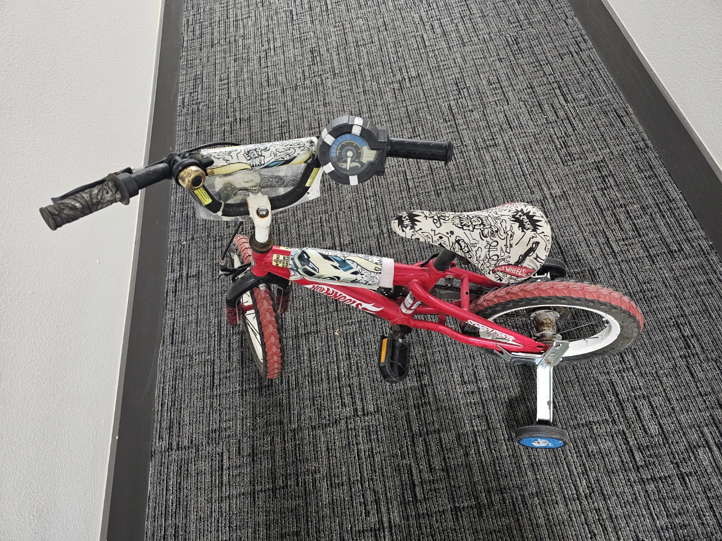 Hot Wheels Kids Bicycle with Training Wheels - photo 4