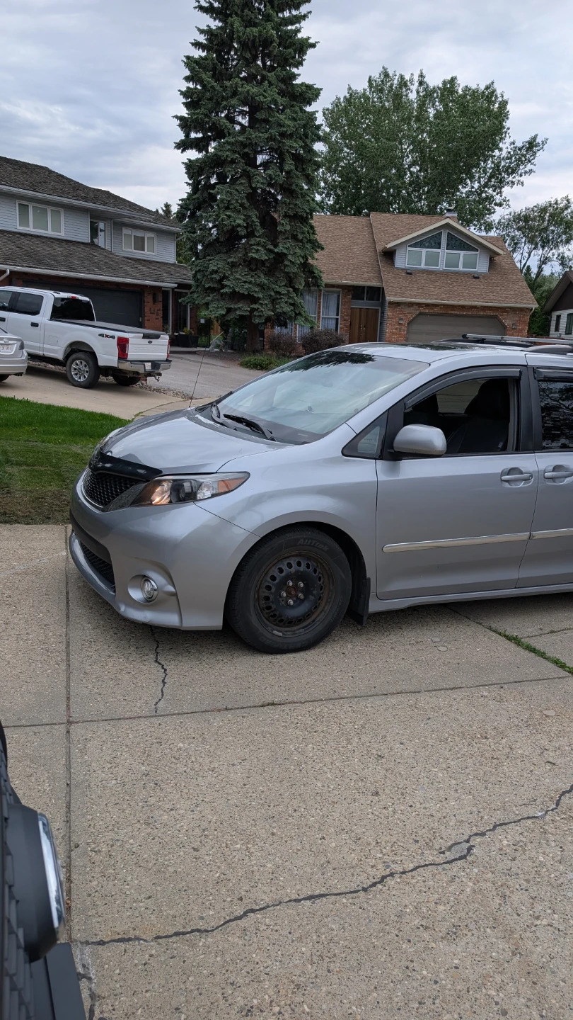 WOW- 2012 Toyota Sienna SE FCFS - photo 2