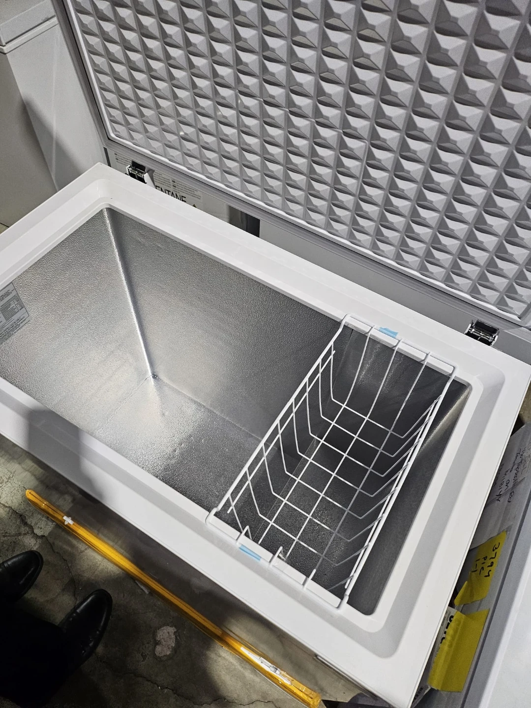 Frigidaire 24 in. 7 cu ft. White Garage Ready Chest Freezer - photo 2