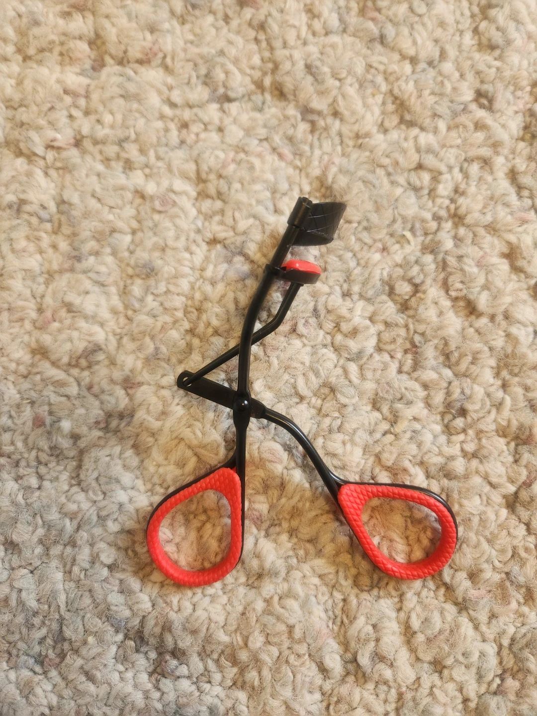 Black and Red Eyelash Curler