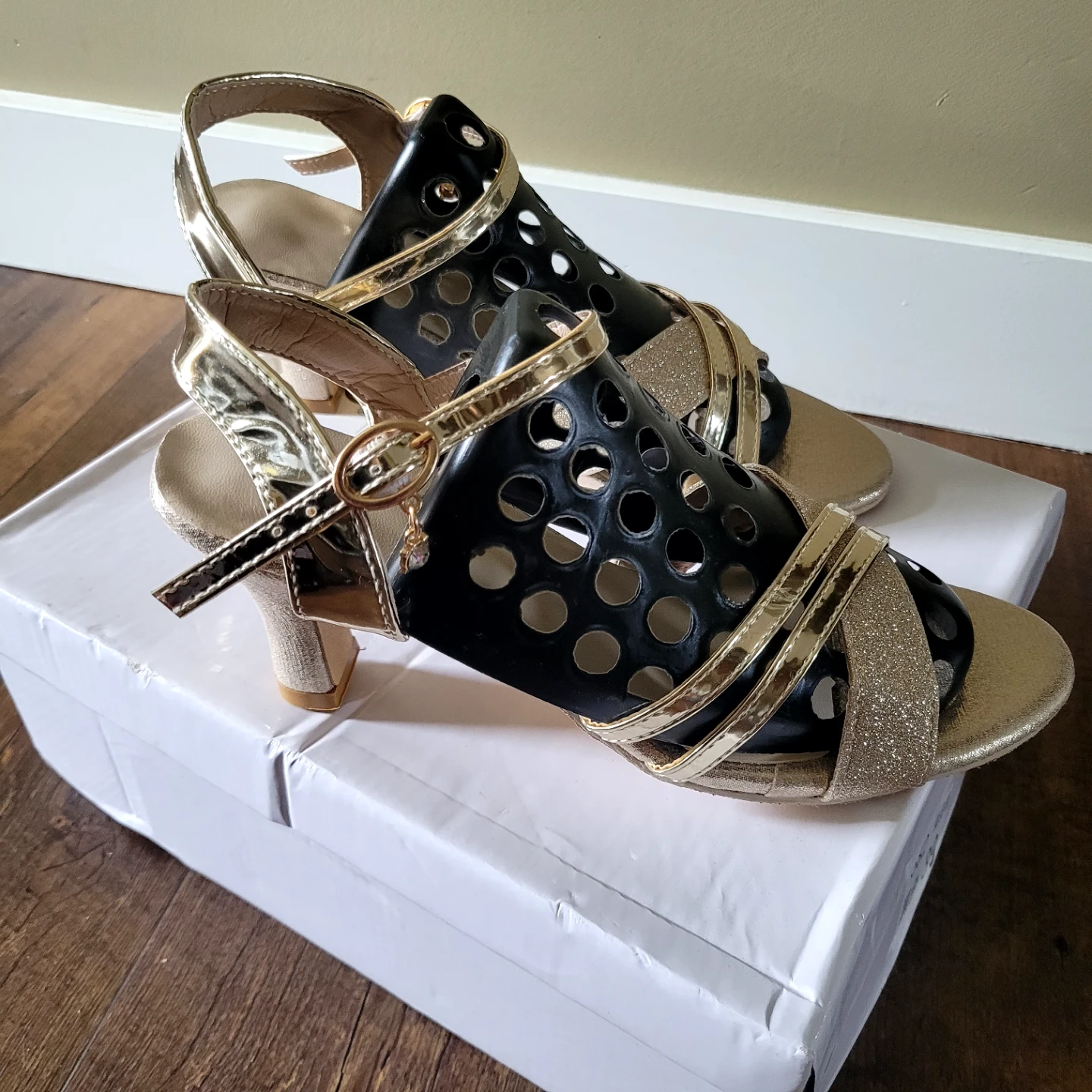 Gold Glitter Strappy Heels.Size  7 and 8 - photo 3
