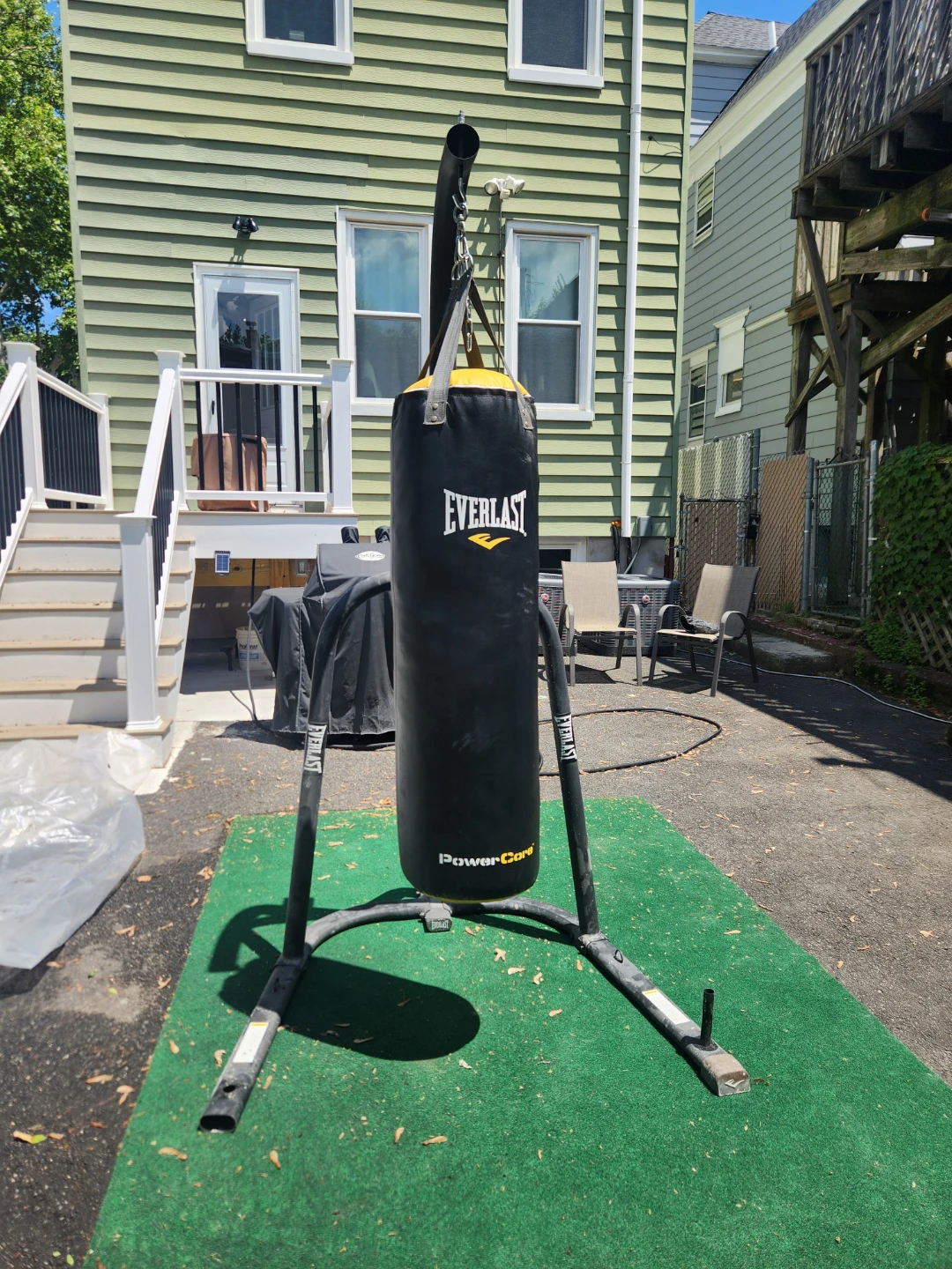 100lbs Everlast PowerCore Heavy Bag with free Stand
